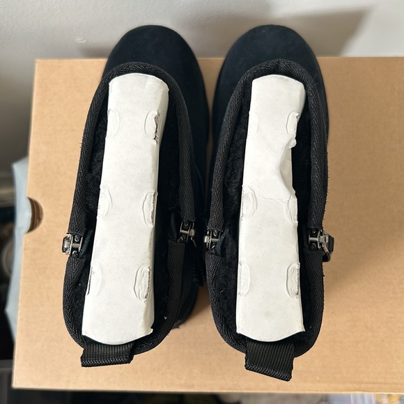 UGG Kids 4 Classic Short Dual Zip Black Uggs - Picture 6 of 7